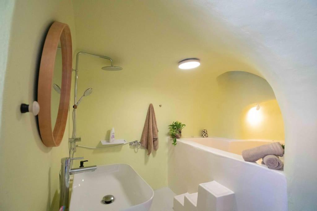 Santorini Oasis- Cave House Βίλα Φηρά Εξωτερικό φωτογραφία